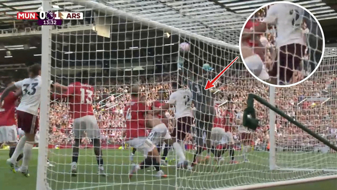 ... trong tình huống Arsenal đá phạt góc và ghi bàn vào lưới Man Utd.