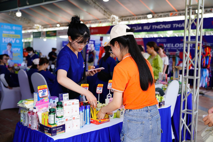 Runner mua sắm tại khu expo với giá ưu đãi. Ảnh: VM