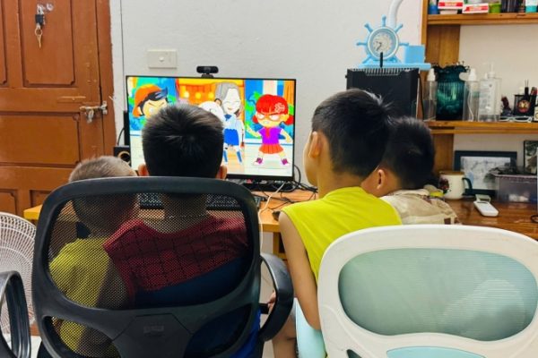 Nghỉ diễu binh: Phụ huynh xoay xở cho con em thế nào?