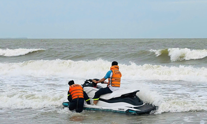 Cảnh sát mở rộng khu vực tìm kiếm nạn nhân mất tích ở Hải Tiến. Ảnh: Lam Sơn