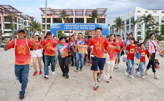 Các thành viên trong trang phục áo cờ đỏ sao vàng. Ảnh: Đức Đồng
