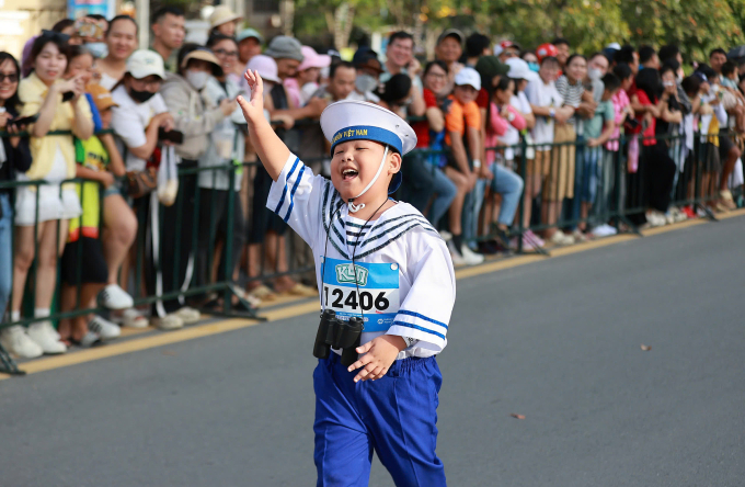 Em nhỏ mặc trang phục cosplay chú bộ đội hải quân. Ảnh: VM