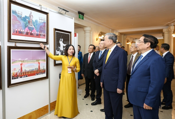Tổng Bí thư Tô Lâm, Thủ tướng Phạm Minh Chính tham quan triển lãm tại lễ kỷ niệm 80 năm truyền thống ngành văn hóa, sáng 23/8. Ảnh: Nam Nguyễn