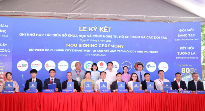 Sở Khoa học và Công nghệ TP HCM, SIHUB ký kết ghi nhớ hợp tác (MoU) với các đối tác hàng đầu trong và ngoài nước, sáng 23/8. Ảnh: Lê Tuyết