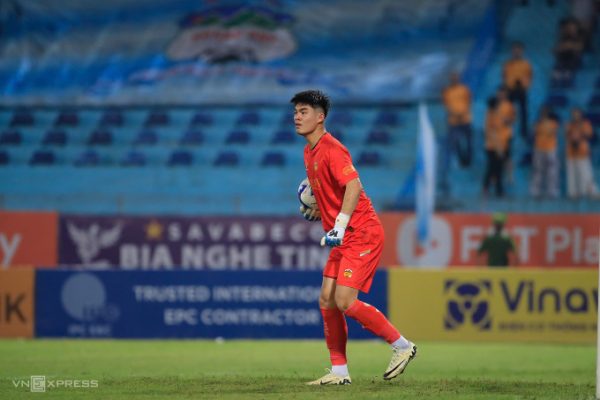 Thủ môn U23 Việt Nam xuất thần, HAGL hòa Hà Nội FC
