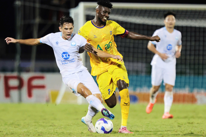 SLNA (áo vàng) chơi tốt hơn khi thắng Nam Định 2-1 ở vòng 2 V-League 2025-2026, tối 23/8. Ảnh: Xuân Thủy