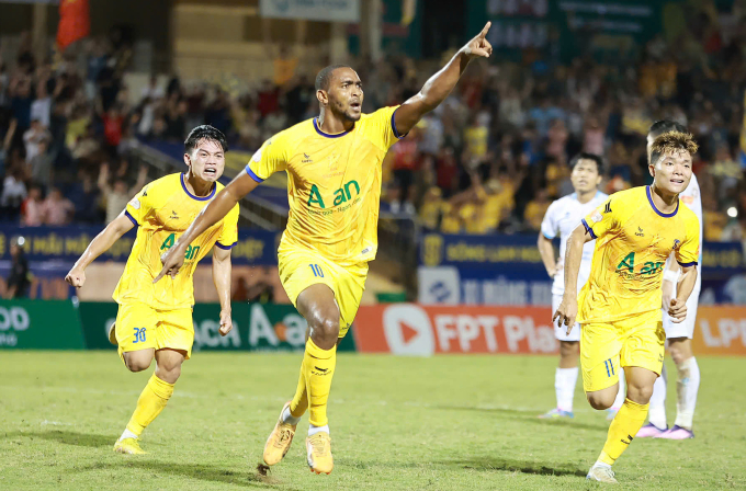 Tiền đạo Reon More bàn ấn định chiến thắng 2-1 cho SLNA trước Nam Định vòng 2 V-League 2025-2026, tối 23/8. Ảnh: Xuân Thủy