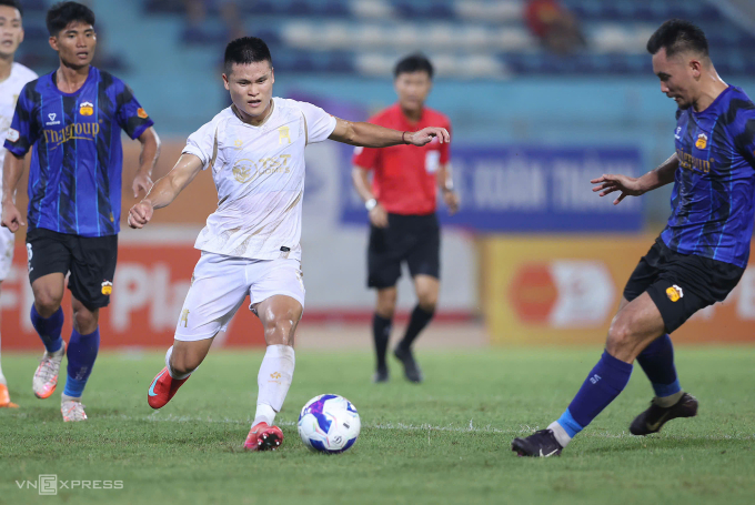 Phạm Tuấn Hải (áo trắng) và các chân sút Hà Nội FC bất lực trước hàng thủ HAGL. Ảnh: Hoàng Huynh