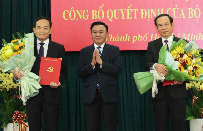 Thường trực Ban Bí thư Trần Cẩm Tú trao quyết định cho ông Trần Lưu Quang (trái) và ông Nguyễn Văn Nên (phải), sáng 25/8. Ảnh: Đình Văn