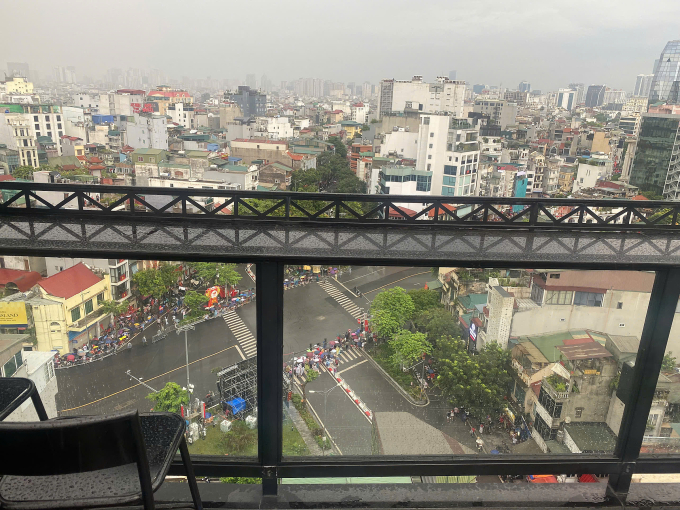 Tầm nhìn xem diễu binh từ Soleil Sky Bar. Ảnh: NVCC
