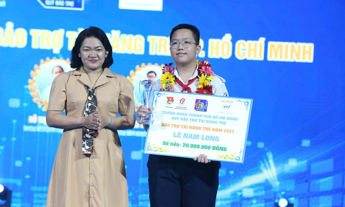 Nam Long nhận phần thưởng của Quỹ Bảo trợ Tài năng trẻ. Ảnh: Gia đình cung cấp