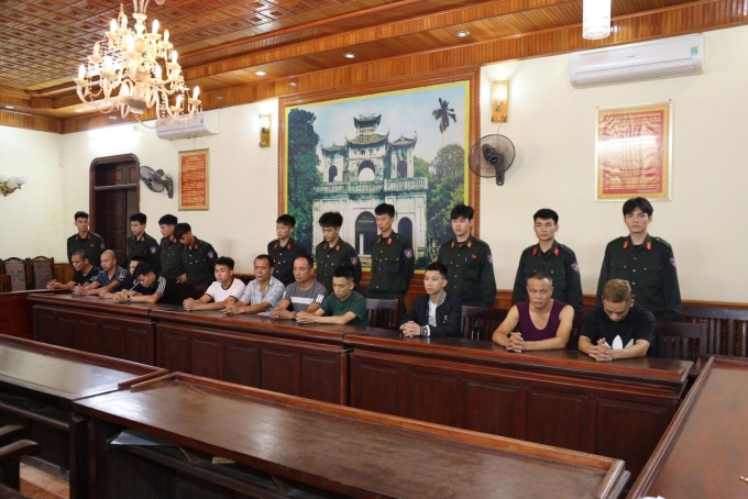 Nhóm người đánh xóc đĩa trong trang trại bị bắt. Ảnh: Công an cung cấp