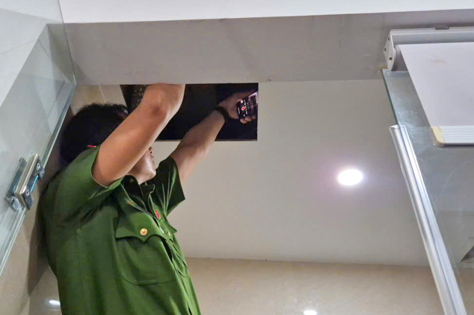 Cảnh sát khám xét nơi ở, tìm thấy nhiều trang sức James giấu trên la phông căn phòng thuê. Ảnh: Công an cung cấp