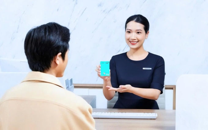Nhân viên giới thiệu các sản phẩm thẻ cho khách hàng. Ảnh: VIB