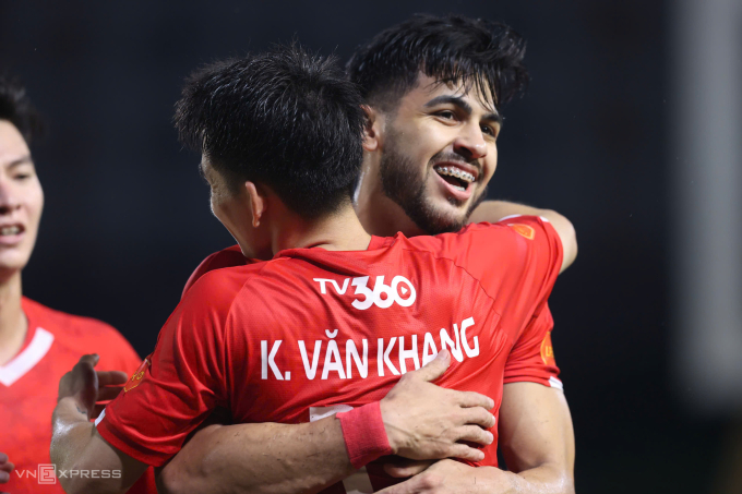 Tiền đạo Thể Công Pedro Henrique (trái) mở tỷ số ở phút 59 trong trận thắng Becamex TP HCM 2-0 ở vòng 3 V-League 2025-2026, trên sân Hàng Đẫy, Hà Nội ngày 30/8/2025. Ảnh: Hoàng Huynh