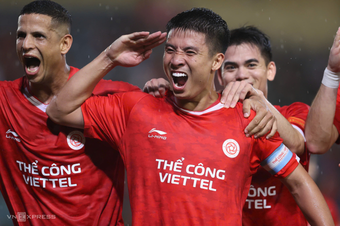 Trung vệ Thể Công Bùi Tiến Dũng (giữa) ăn mừng bàn thắng ấn định tỷ số 2-0 trước Becamex TP HCM ở vòng 3 V-League 2025-2026, trên sân Hàng Đẫy, Hà Nội ngày 30/8/2025. Ảnh: Hoàng Huynh