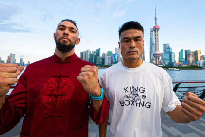Zhang Mingyang (phải) và Johnny Walker trong sự kiện quảng bá trước trận tại Thượng Hải. Ảnh: UFC