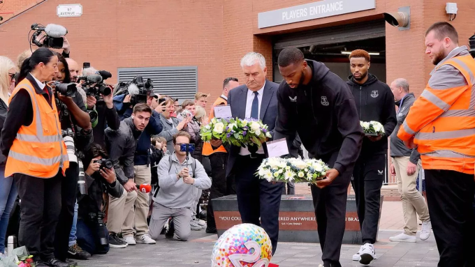 Beto cùng đại diện của Everton tưởng nhớ Jota bên ngoài sân Anfield.