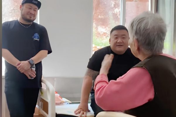 Nghề “con thuê”: Chăm sóc người già cô đơn kiếm tiền