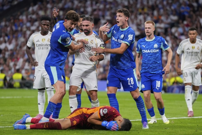 Thủ môn Rulli nằm sân sau khi bị Carvajal (trắng, giữa) húc đầu trên sân Bernabeu, Madrid, Tây Ban Nha hôm 16/9. Ảnh: Reuters