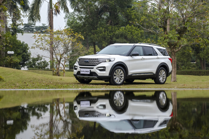 Explorer nhập Mỹ lăn bánh ở Hà Nội. Ảnh: FVN