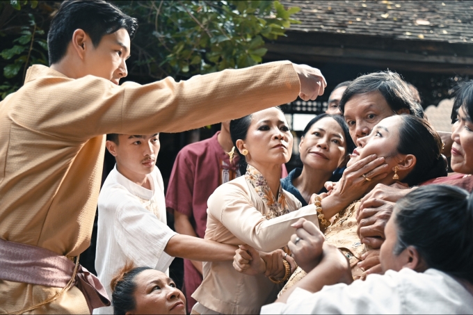 Một nghi thức kỳ lạ ở đám cưới thượng lưu trong phim. Ảnh: Silver Moonlight Entertainment