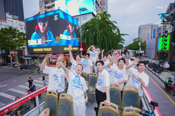 Các anh trai tham gia bus tour chào mừng mùa hai. Ảnh: DatVietVAC
