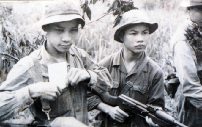 Trung đội trưởng Lê Bá Dương (giữa) cùng 3 chiến sĩ chiến đấu trên đồi thám báo ngày 20/6/1971. Ảnh: Nhân vật cung cấp