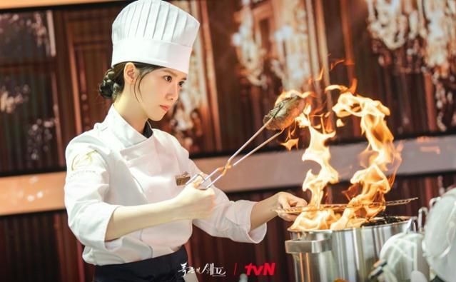 Diễn viên YoonA thực hiện nhiều kỹ thuật nấu ăn phức tạp. Ảnh: TvN
