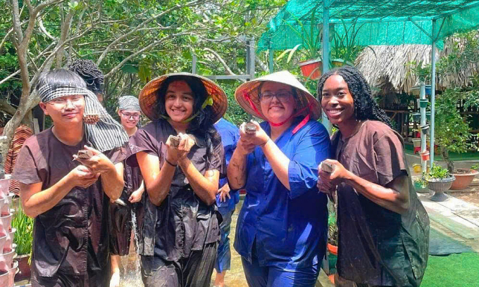 Khách quốc tế tham gia trải nghiệm bắt cá ở miền tây dịp hè. Ảnh: Vietluxtour
