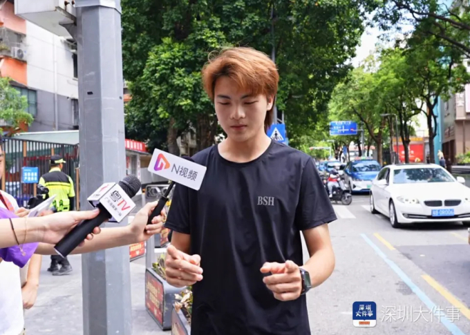Xiao Xie, 17 tuổi trả lời phỏng vấn báo chí hôm 17/9, ở Shuibe, Thâm Quyến. Ảnh: QQ