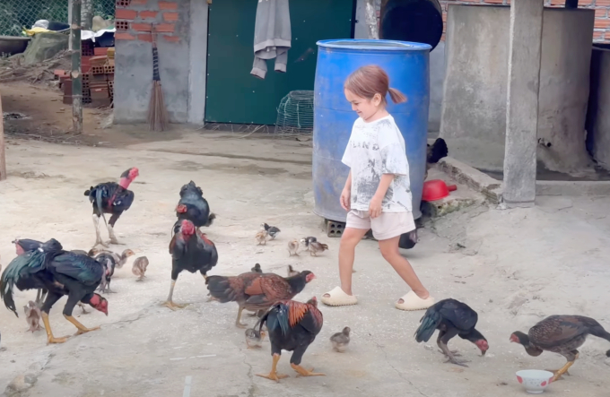 Huyền cho đàn gà ăn tại nhà của gia đình ở thôn Xà Nay, xã Sơn Nham, Quảng Ngãi năm 2023. Ảnh: Nhân vật cung cấp