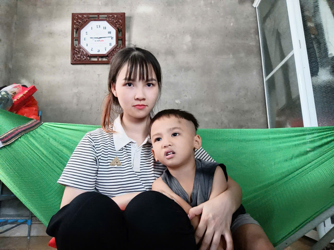 Chị Phượng và con trai Tiến Đạt trong ngôi nhà ở Ninh Khánh, Ninh Bình. Ảnh: Nhân vật cung cấp