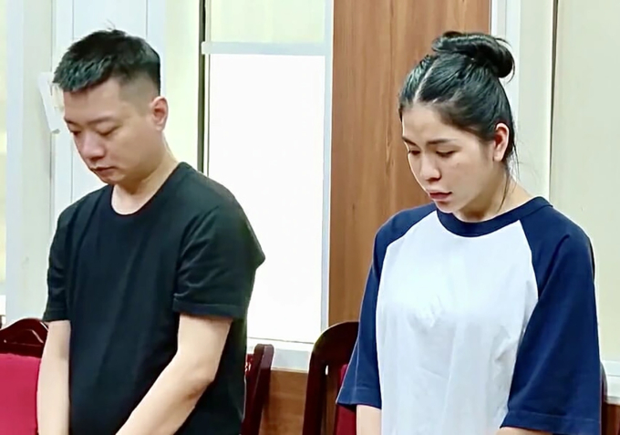 Quang Linh Vlogs và Hằng Du Mục lúc bị bắt. Ảnh: Linh Đan