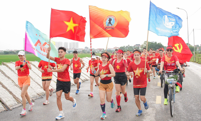 Các runner trong sự kiện Vẽ Bản đồ Việt Nam - Chạy vì Tổ quốc - Hành trình 80 năm Độc lập, Tự do, Hạnh phúc ở Đan Phượng, Hoài Đức sáng 30/8. Ảnh: Vietnam Best Marathon