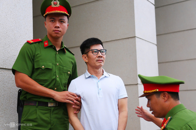 Nguyễn Duy Hưng, cựu Chủ tịch HĐQT Tập đoàn Thuận An được dẫn giải tới TAND Hà Nội chiều 18/9. Ảnh: Phạm Dự