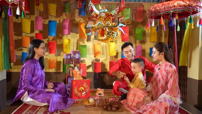 Một cảnh trong Đẹp 84+, khi gia đình nghệ sĩ Dương Khắc Linh đến không gian văn hóa Khởi Đăng Tác Khí. Ảnh: Chụp từ màn hình