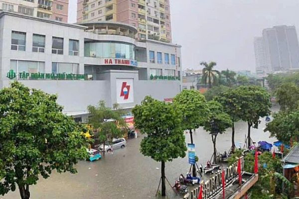 Hà Nội: Bệnh viện ngưng khám vì ngập lụt nghiêm trọng