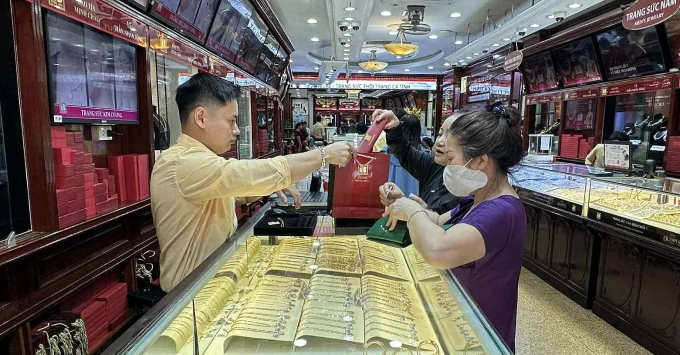 khách được vào mua vàng tại cửa hàng Bảo Tín Minh Châu, Hà Nội sau thời gian dài chờ đợi. Ảnh: Trọng Hiếu