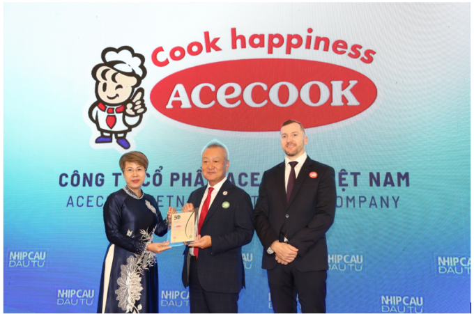 Đại diện Acecook Việt Nam nhận vinh danh Top 50 doanh nghiệp phát triển bền vững tiêu biểu 2025. Ảnh: XIN NGUỒN (Acecook Việt Nam)