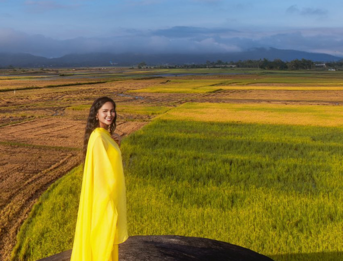 HHen tự hào sản phẩm từ đồng lúa Việt. Ảnh: NVCC