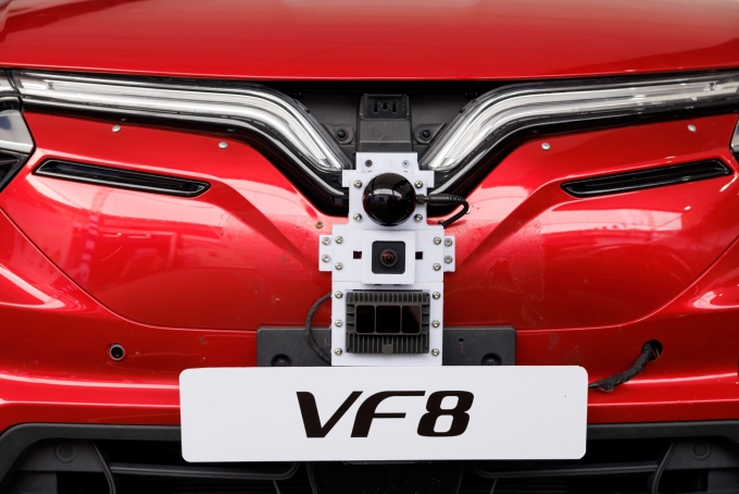 Cảm biến LiDAR, radar và camera gắn ở đầu xe. Ảnh: Tuấn Vũ