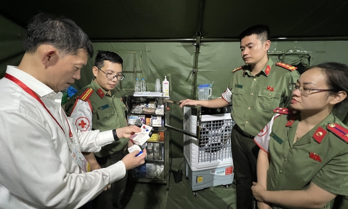Tổ y tế Bệnh viện Công an TP Hà Nội được trang bị đầy đủ trang thiết bị, dụng cụ, thuốc thiết yếu. Ảnh: Lê Hảo