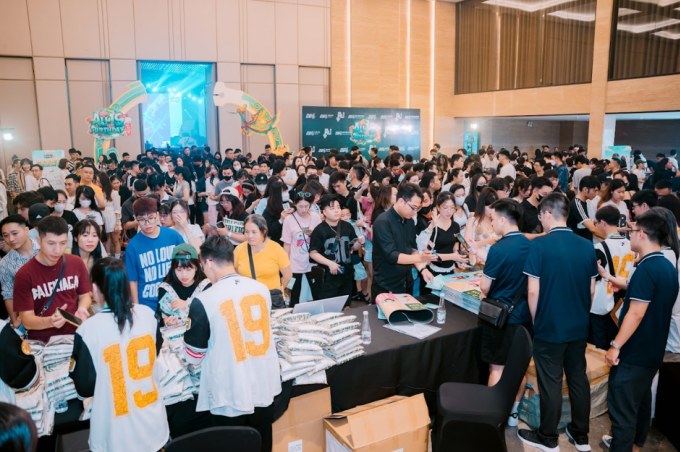 Người tham dự nhận phần quà tại sự kiện. Ảnh: VTC Game