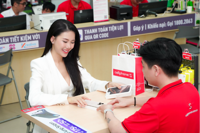 Người dùng sở hữu một mẫu iPhone chính hãng tại CellphoneS. Ảnh: CellphoneS