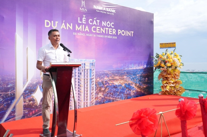 Ông Trần Ngọc Trình chia sẻ tại lễ cất nóc. Ảnh: Mia Center Point