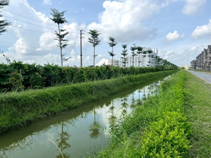 Kênh Đan Hoài sau chỉnh trang mang lại lợi thế kép về sinh thái và thương mại cho cư dân. Ảnh: SJ Group
