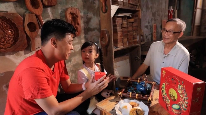 Trải nghiệm của nghệ sĩ Trung Ruồi cùng con gái với nghệ nhân Phạm Văn Quang. Ảnh: VTV