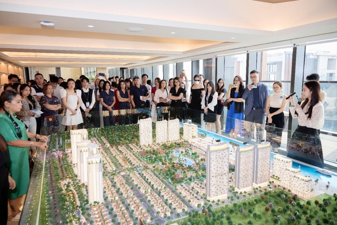 Khách mời trải nghiệm sa bàn và lắng nghe thuyết trình tổng quan về Blanca City