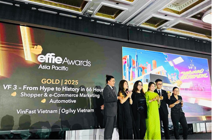 Đại diện VinFast nhận giải thưởng tại APAC Effie Awards 2025. Ảnh: VinFast